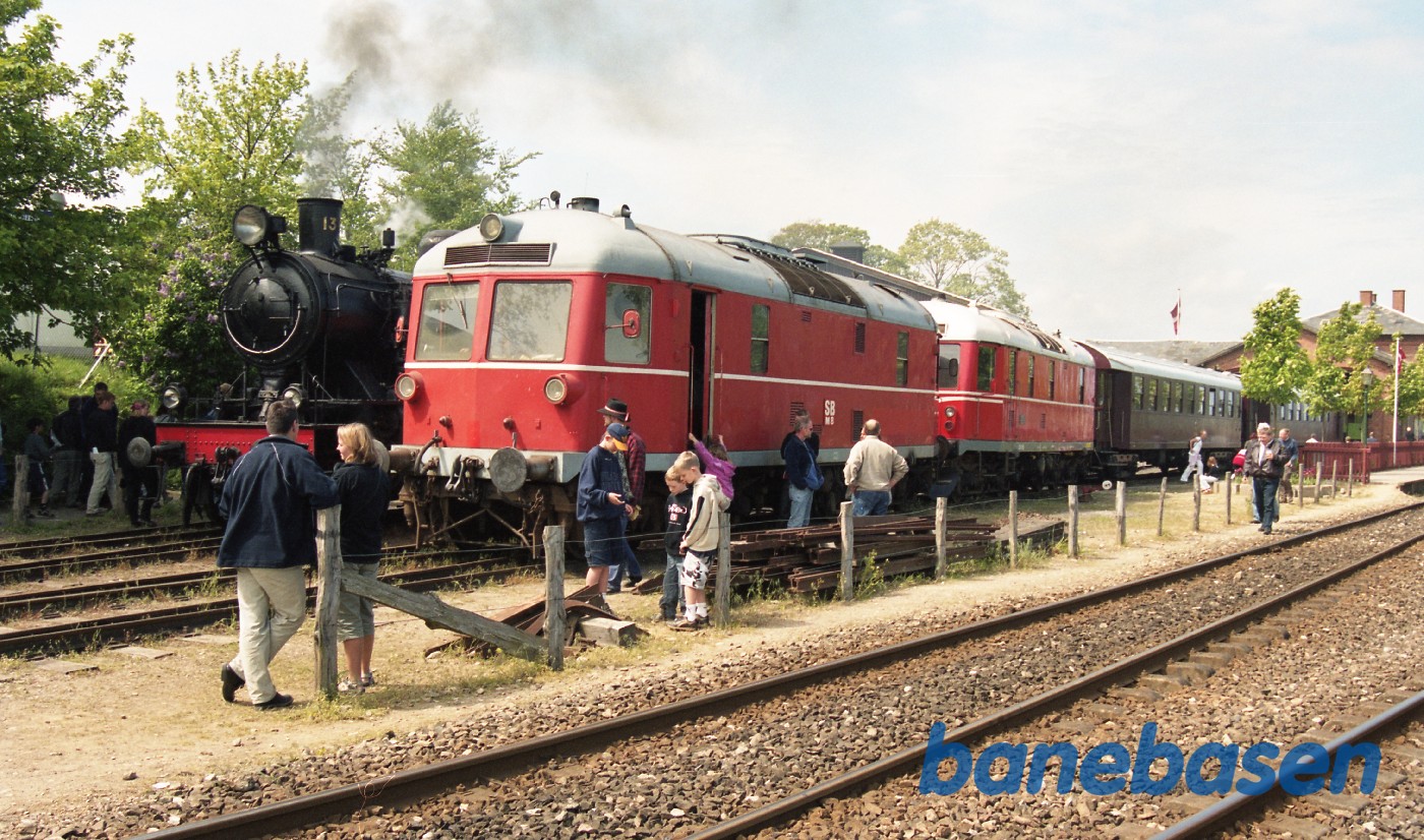 Der er fuld aktivitet på stationsområdet med lokomotiver og gæster Der er fuld aktivitet på stationsområdet med lokomotiver og gæster