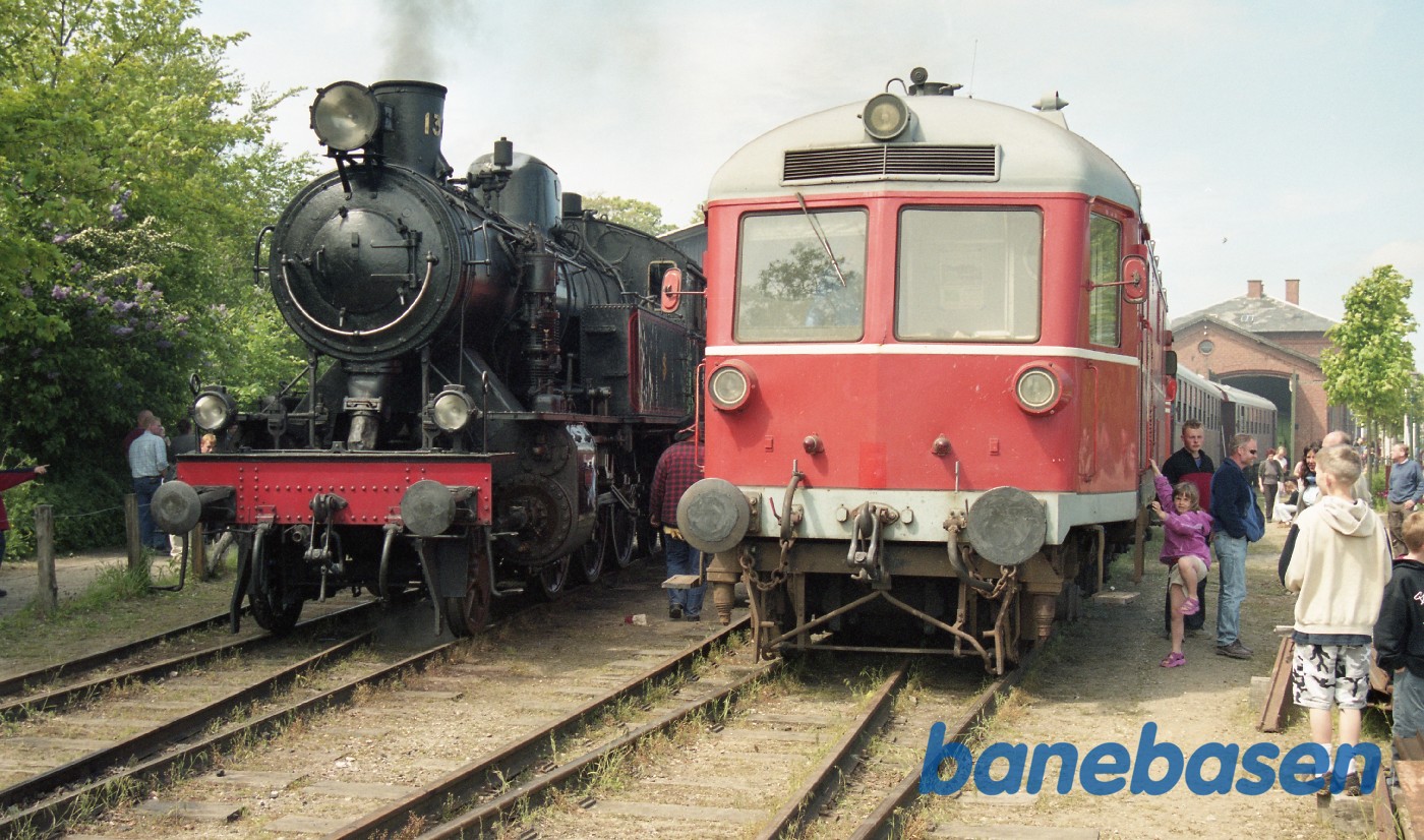 Gæsterne betragter de 2 flotte lokomotiver Gæsterne betragter de 2 flotte lokomotiver