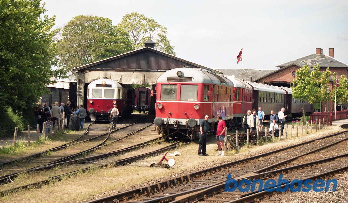 Der er fuld aktivitet på stationsområdet med lokomotiver og gæster Der er fuld aktivitet på stationsområdet med lokomotiver og gæster