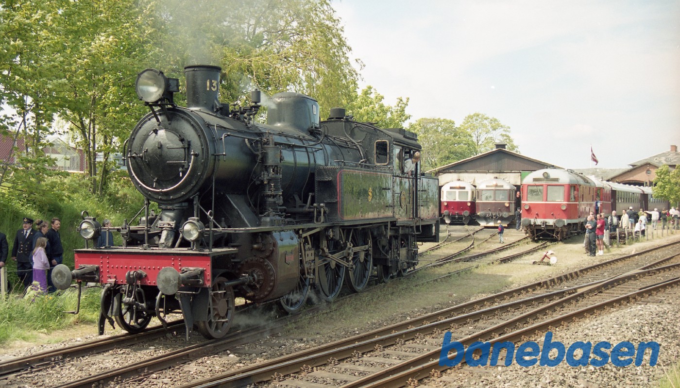 Så er der 5 lokomotiver i gang. Der er fuld aktivitet på stationsområdet med lokomotiver og gæster Så er der 5 lokomotiver i gang. Der er fuld aktivitet på stationsområdet med lokomotiver og gæster