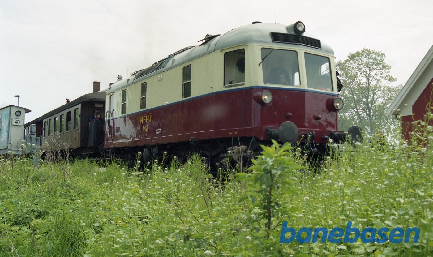 M8 på vej ud af stationen M8 på vej ud af stationen
