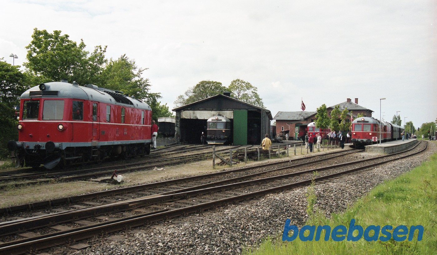 M32 rangerer mens forspandskørsel til Hillerød med vognene fra ØSJK holder i spor 1 M32 rangerer mens forspandskørsel til Hillerød med vognene fra ØSJK holder i spor 1