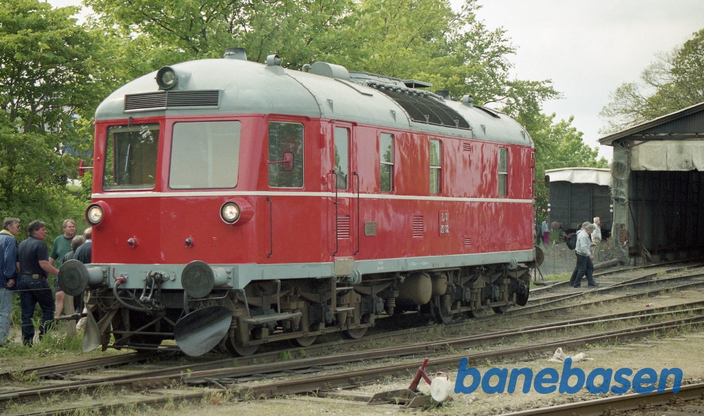 M32 holder på depotområdet og betragtes af gæsterne M32 holder på depotområdet og betragtes af gæsterne