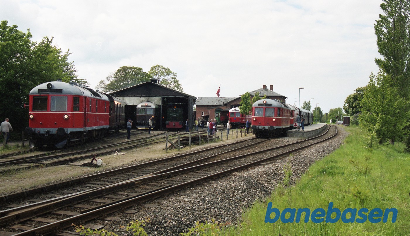 M32 rangerer mens forspandskørsel til Hillerød med vognene fra ØSJK holder i spor 1 M32 rangerer mens forspandskørsel til Hillerød med vognene fra ØSJK holder i spor 1