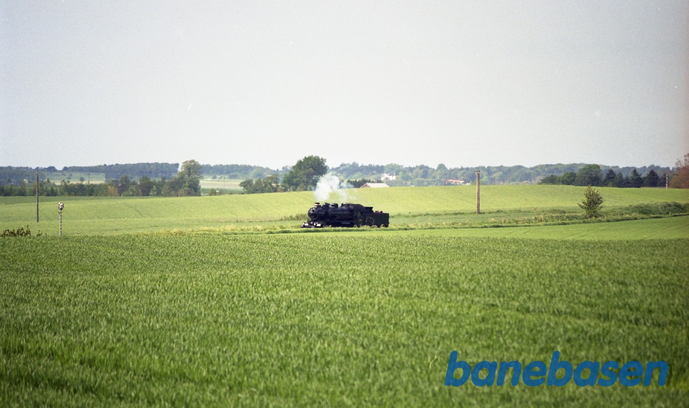 Damptoget på vej ind på Græsted station. Fotografen står på Græsted stationsvej lige ved overkørsl 47 Damptoget på vej ind på Græsted station. Fotografen står på Græsted stationsvej lige ved overkørsl 47