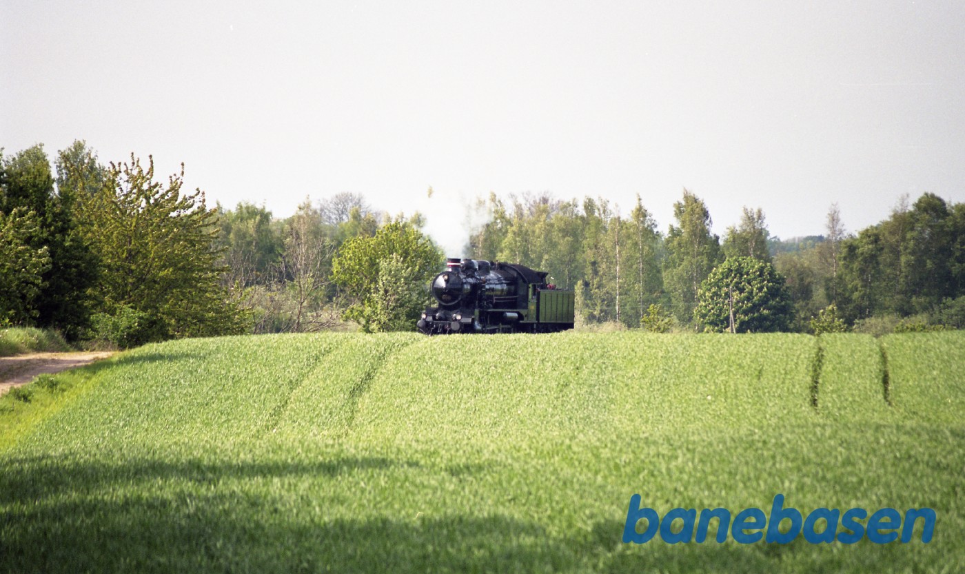 Damptoget på vej ind på Græsted station. Fotografen står på Græsted stationsvej lige ved overkørsl 47 Damptoget på vej ind på Græsted station. Fotografen står på Græsted stationsvej lige ved overkørsl 47