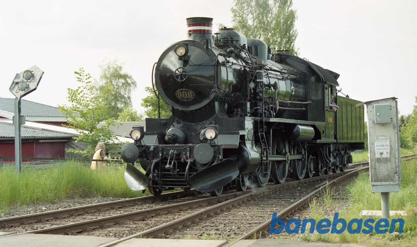 Damptoget på vej ind på Græsted station. Fotografen står på Græsted stationsvej lige ved overkørsl 47 Damptoget på vej ind på Græsted station. Fotografen står på Græsted stationsvej lige ved overkørsl 47