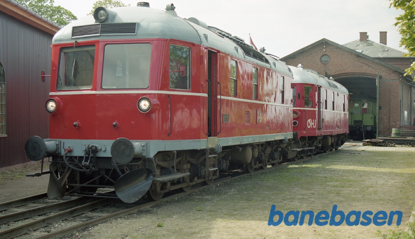 2 lokomotiver i spor 11 foran værkstedet 2 lokomotiver i spor 11 foran værkstedet