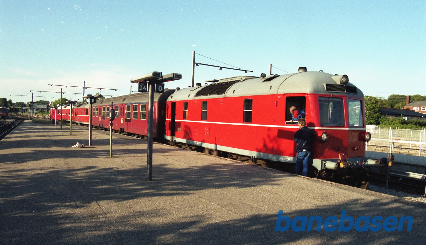 Marcipanbrødene har nu fået indrangeret en Bn-vogn og holder i spor 0 Marcipanbrødene har nu fået indrangeret en Bn-vogn og holder i spor 0