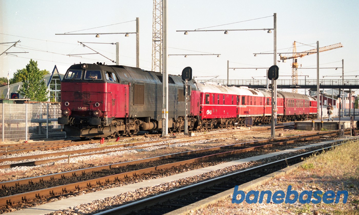 MZ koblet foran hele transporten af Marcipanbrød. Hjem det går MZ koblet foran hele transporten af Marcipanbrød. Hjem det går