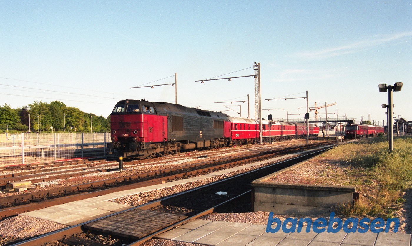 MZ koblet foran hele transporten af Marcipanbrød. Hjem det går MZ koblet foran hele transporten af Marcipanbrød. Hjem det går