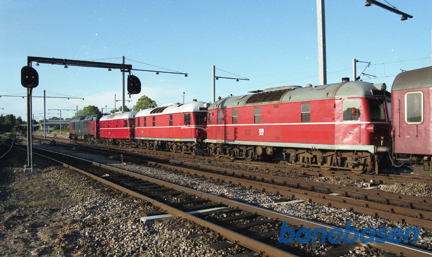 MZ koblet foran hele transporten af Marcipanbrød. Hjem det går MZ koblet foran hele transporten af Marcipanbrød. Hjem det går