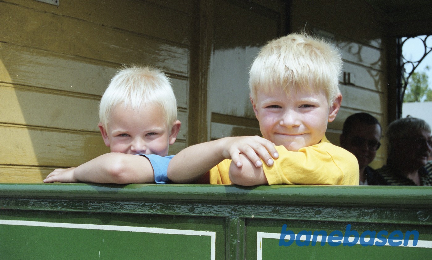 2 glade drenge kigger ud af skovvognen 2 glade drenge kigger ud af skovvognen