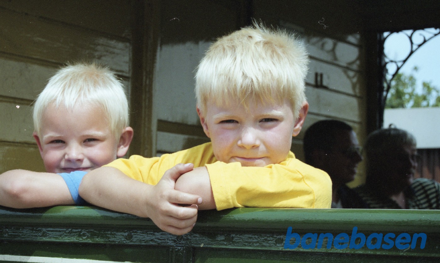 2 glade drenge kigger ud af skovvognen 2 glade drenge kigger ud af skovvognen