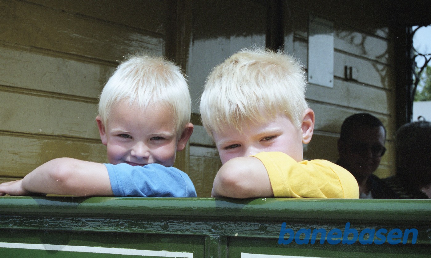 2 glade drenge kigger ud af skovvognen 2 glade drenge kigger ud af skovvognen