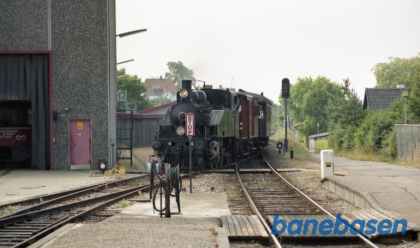 Veterantoget på vej ind på stationen Veterantoget på vej ind på stationen