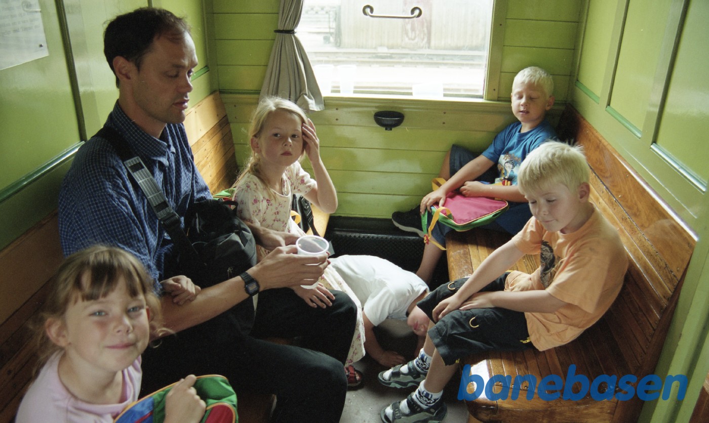 Glade rejsende i vognen nyder turen på strækningen mellem Hillerød og Frederiksværk Glade rejsende i vognen nyder turen på strækningen mellem Hillerød og Frederiksværk