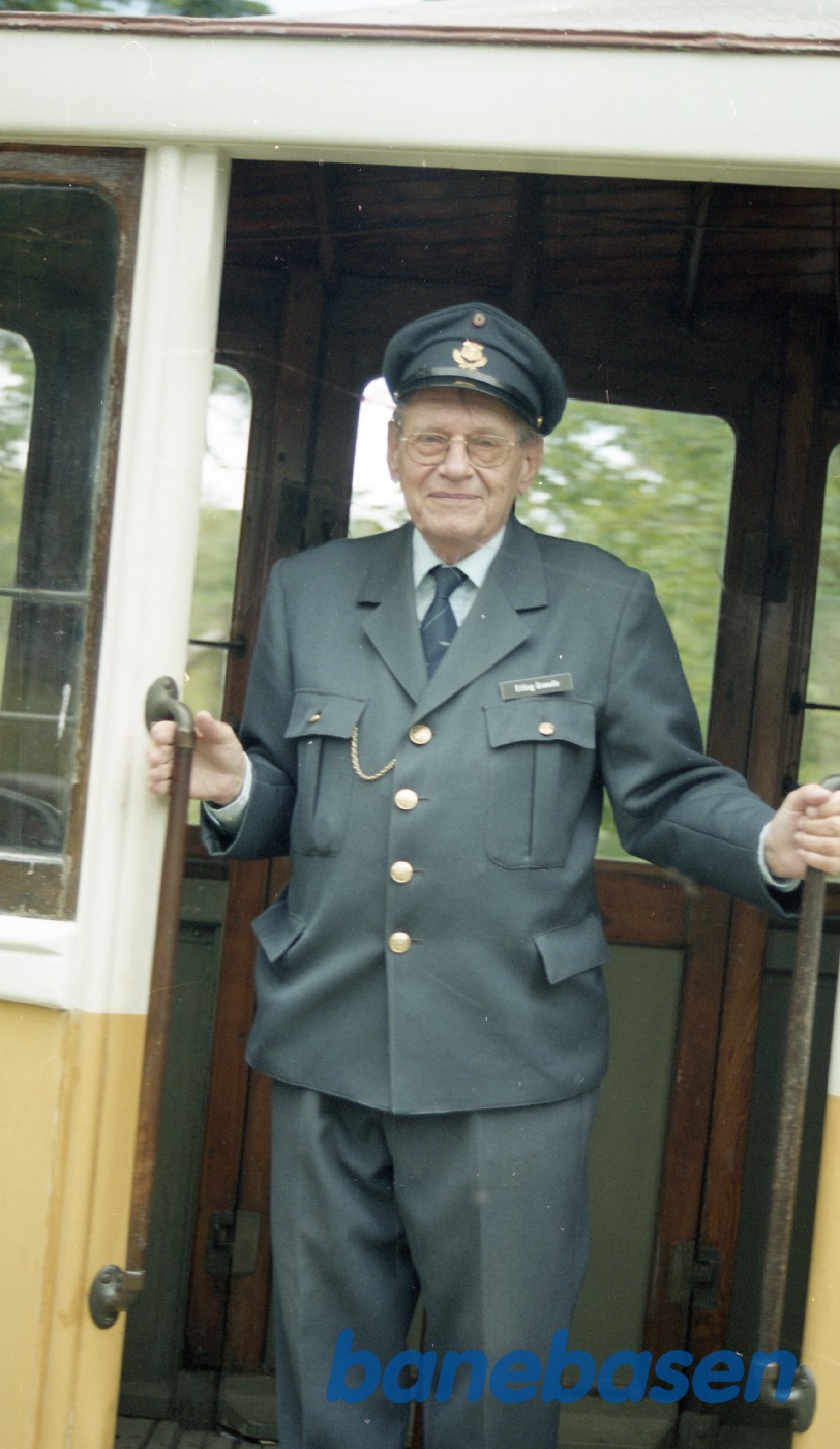 Konduktøren med stort smil i døren Konduktøren med stort smil i døren