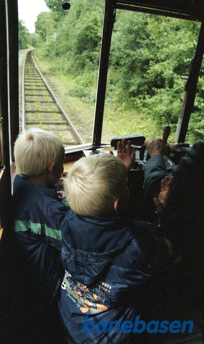 2 drenge kigger på at vognstyreren kører sporvogn 2 drenge kigger på at vognstyreren kører sporvogn