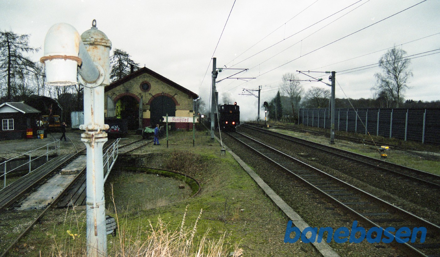 Juletoget mod Helsingør passerer Rungsted Remise Juletoget mod Helsingør passerer Rungsted Remise