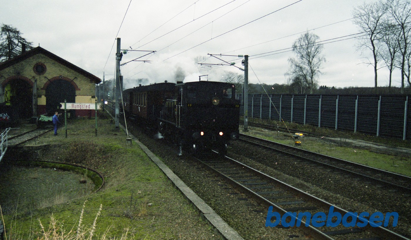 Juletoget mod Helsingør passerer Rungsted Remise Juletoget mod Helsingør passerer Rungsted Remise