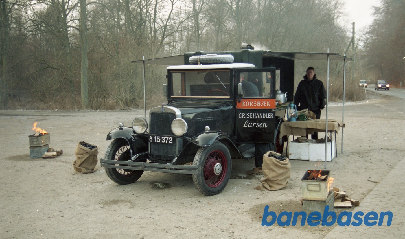 På Mårum station er der gang i salg af varme pølser på årets juletog til Grib skov På Mårum station er der gang i salg af varme pølser på årets juletog til Grib skov