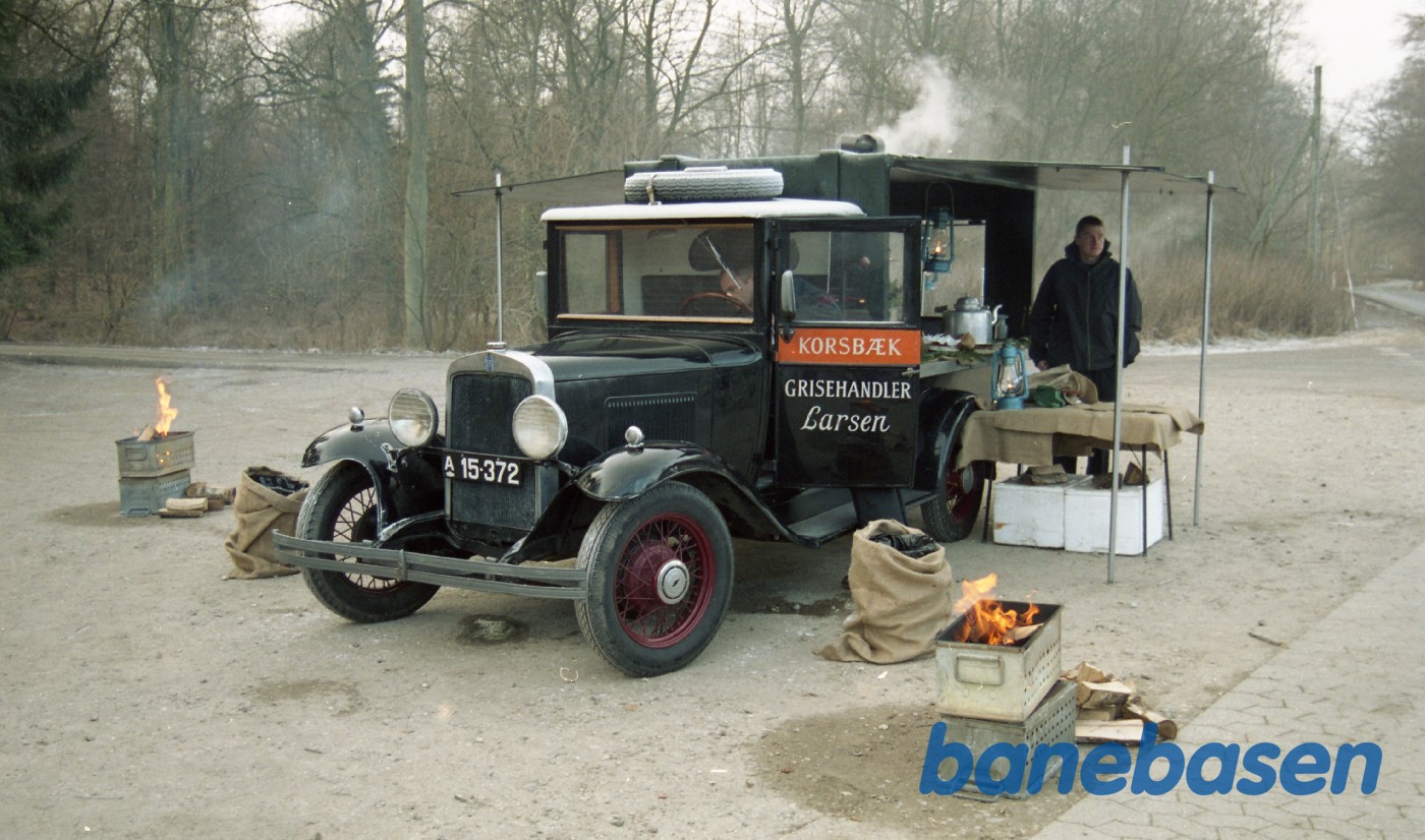 På Mårum station er der gang i salg af varme pølser på årets juletog til Grib skov På Mårum station er der gang i salg af varme pølser på årets juletog til Grib skov