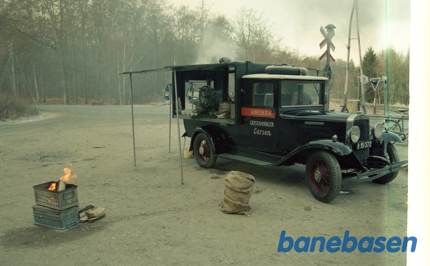 På Mårum station er der gang i salg af varme pølser på årets juletog til Grib skov På Mårum station er der gang i salg af varme pølser på årets juletog til Grib skov