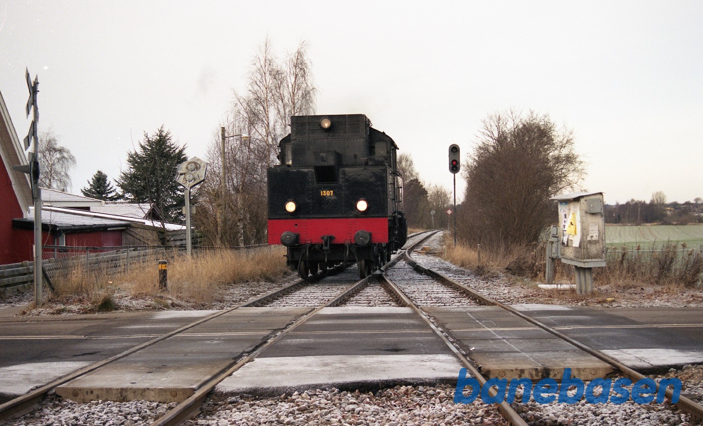 1307 ankommer solo til Græsted, efter at have hentet vand i Gilleleje 1307 ankommer solo til Græsted, efter at have hentet vand i Gilleleje