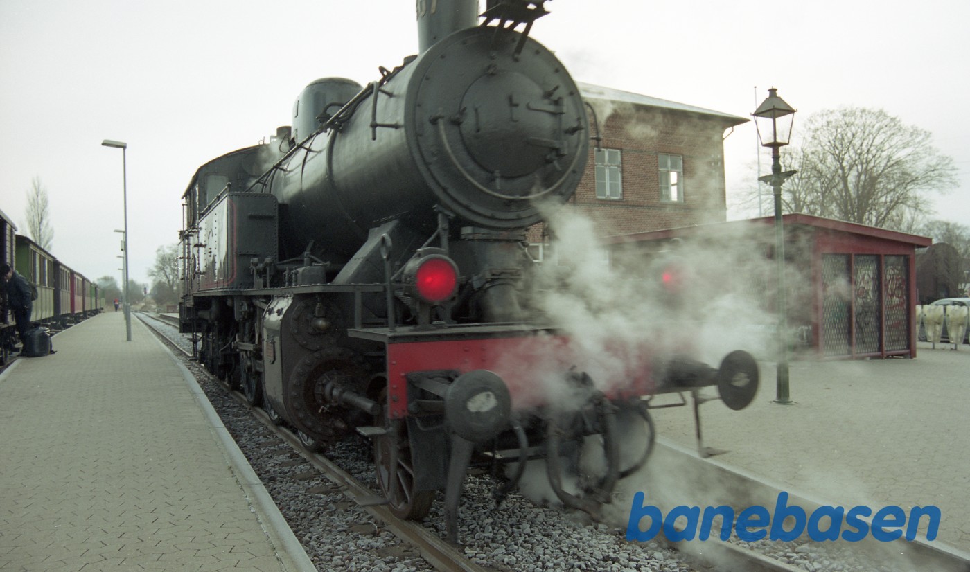 1307 ankommer solo til Græsted, efter at have hentet vand i Gilleleje 1307 ankommer solo til Græsted, efter at have hentet vand i Gilleleje