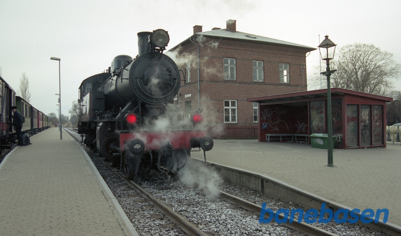 1307 ankommer solo til Græsted, efter at have hentet vand i Gilleleje 1307 ankommer solo til Græsted, efter at have hentet vand i Gilleleje