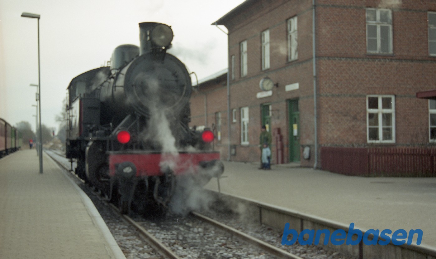 1307 ankommer solo til Græsted, efter at have hentet vand i Gilleleje 1307 ankommer solo til Græsted, efter at have hentet vand i Gilleleje