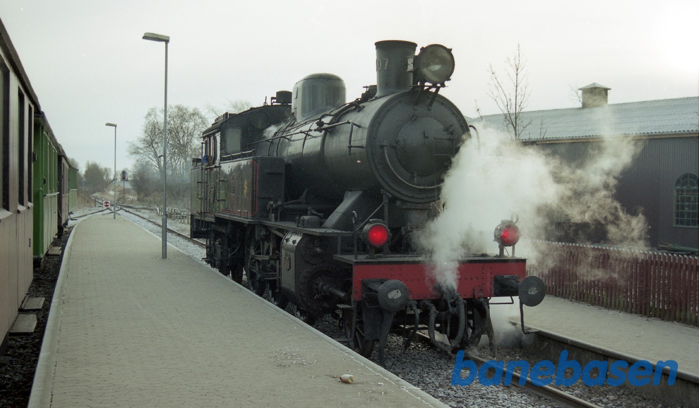 1307 ankommer solo til Græsted, efter at have hentet vand i Gilleleje 1307 ankommer solo til Græsted, efter at have hentet vand i Gilleleje