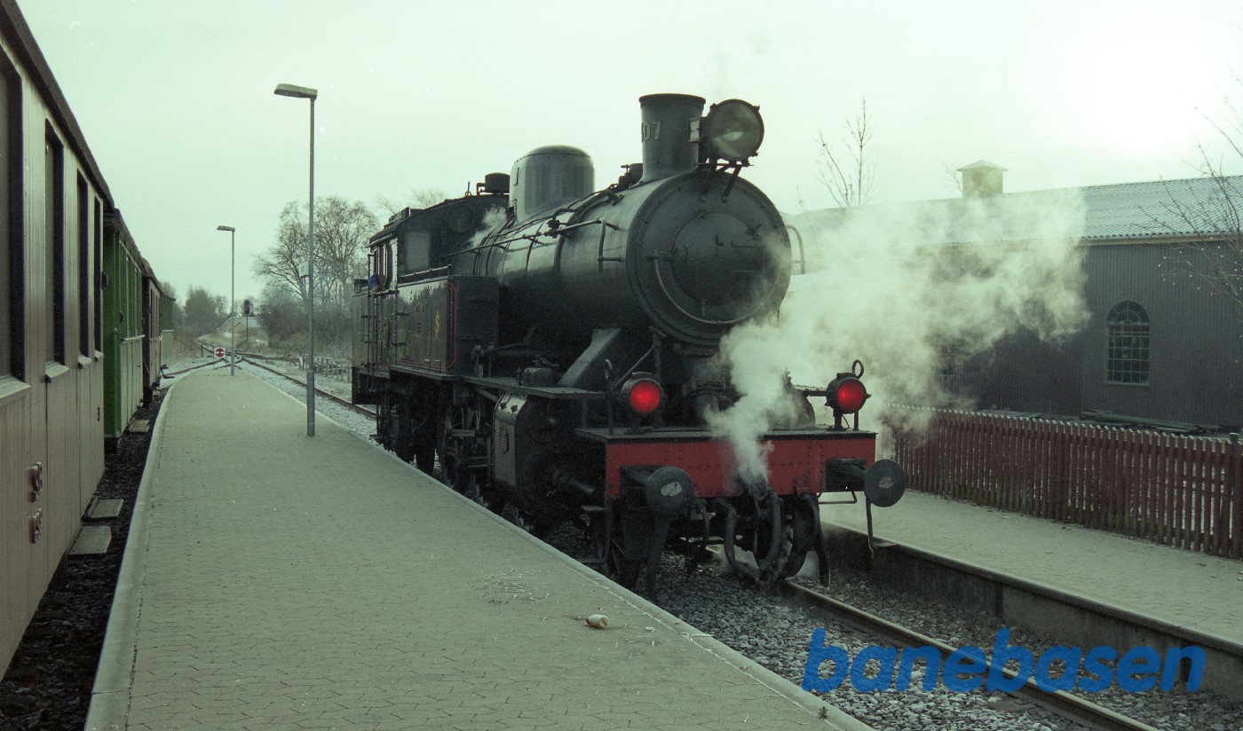 1307 ankommer solo til Græsted, efter at have hentet vand i Gilleleje 1307 ankommer solo til Græsted, efter at have hentet vand i Gilleleje