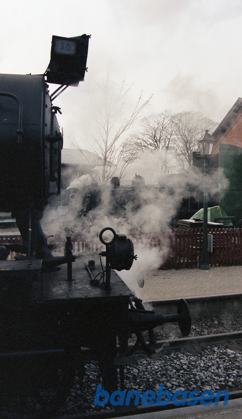 1307 ankommer solo til Græsted, efter at have hentet vand i Gilleleje 1307 ankommer solo til Græsted, efter at have hentet vand i Gilleleje