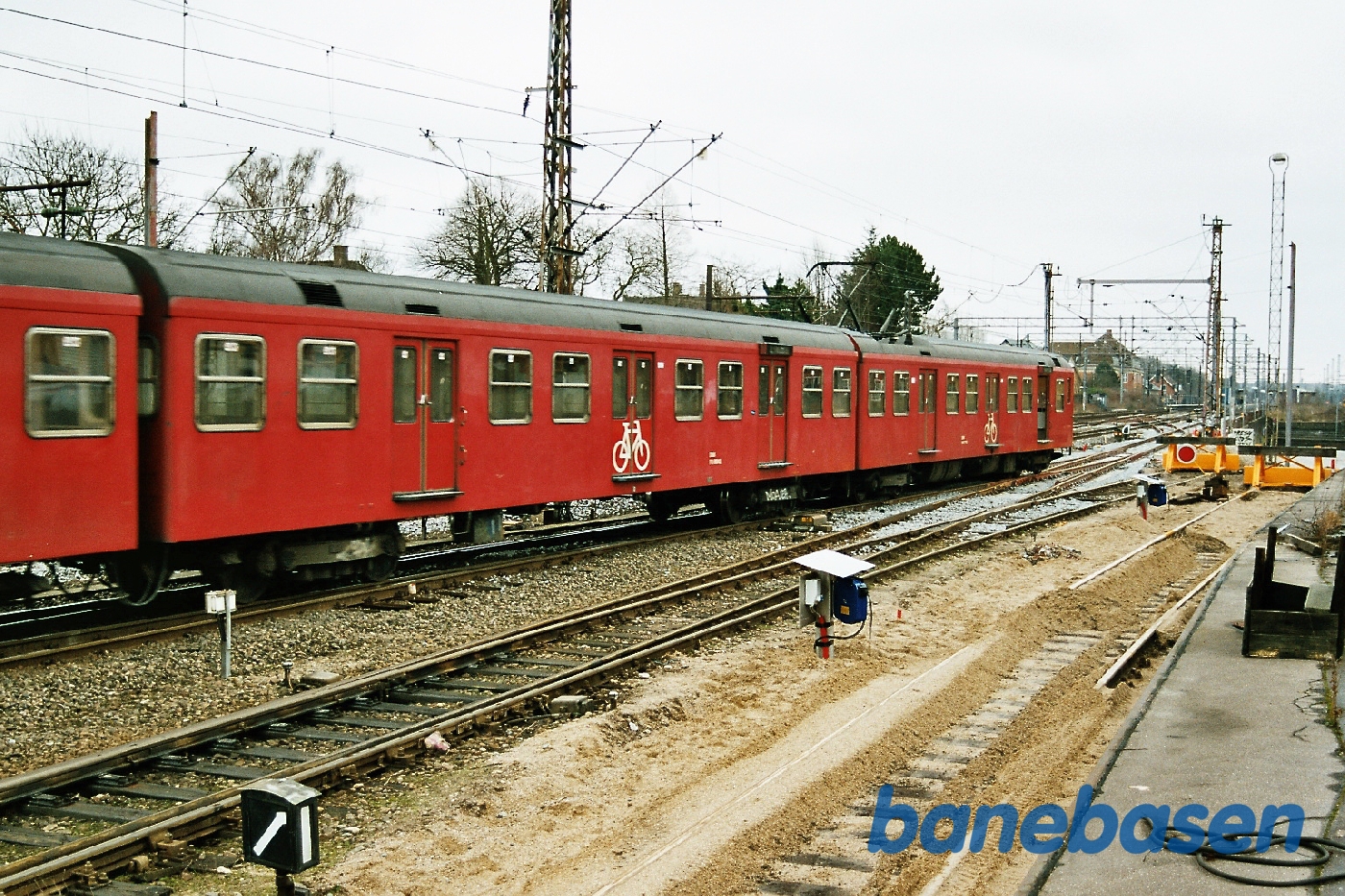 Rødt S-tog rangerer på Hellerup station Rødt S-tog rangerer på Hellerup station