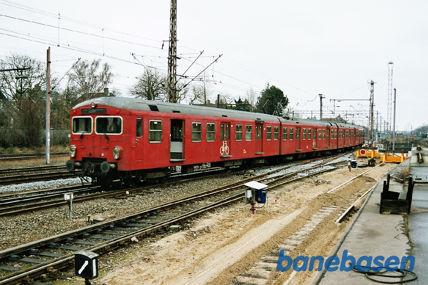 Rødt S-tog rangerer på Hellerup station Rødt S-tog rangerer på Hellerup station