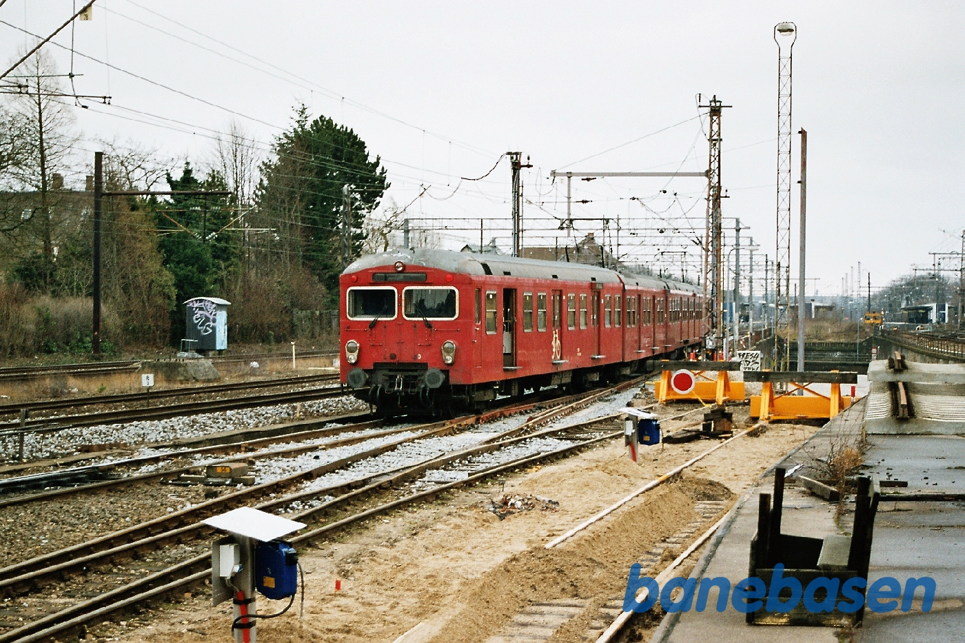 Rødt S-tog rangerer på Hellerup station Rødt S-tog rangerer på Hellerup station