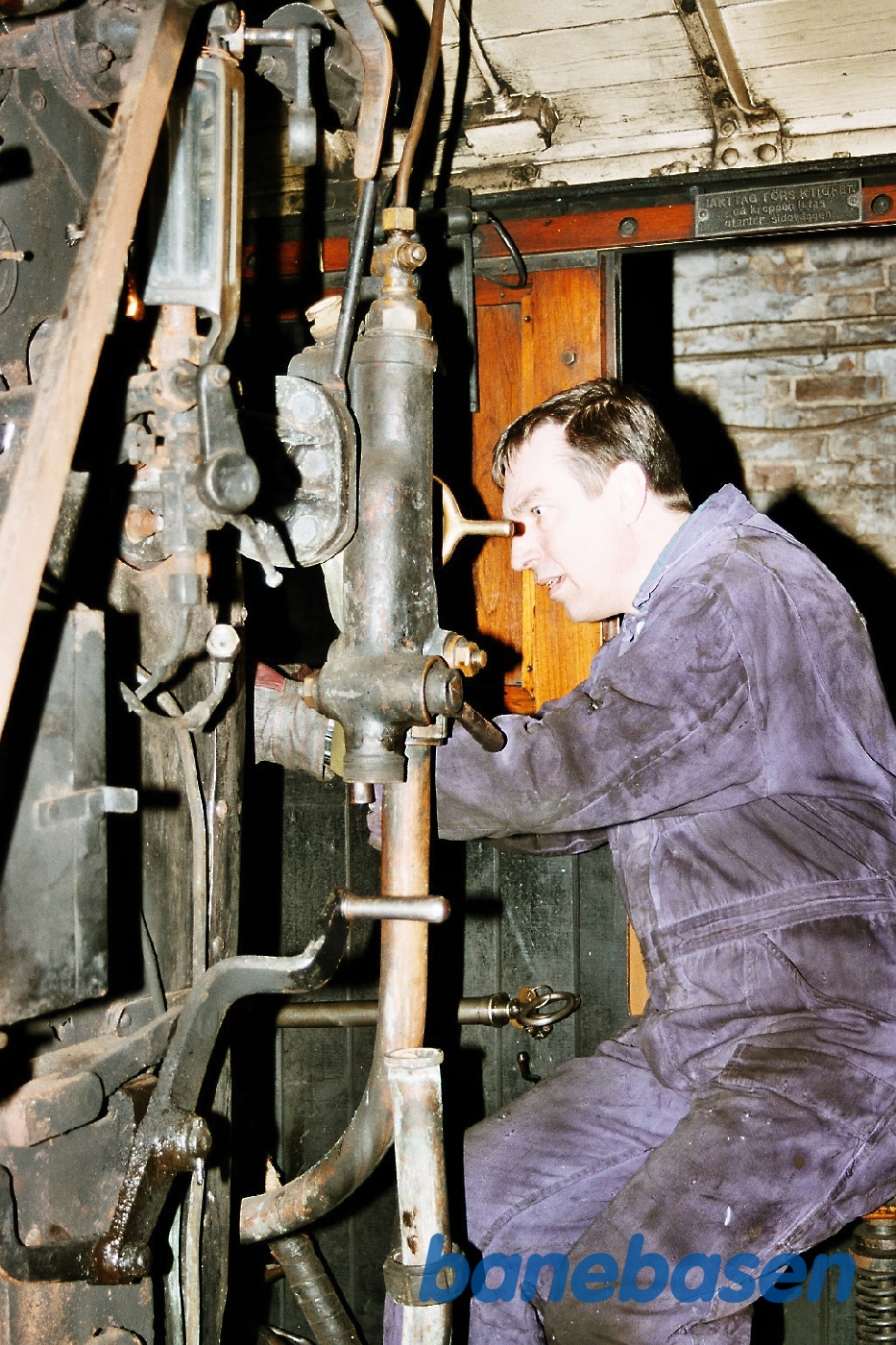 I værkstedet. Fyrbøderen og hans aspirant i førerhuset på 1307 I værkstedet. Fyrbøderen og hans aspirant i førerhuset på 1307