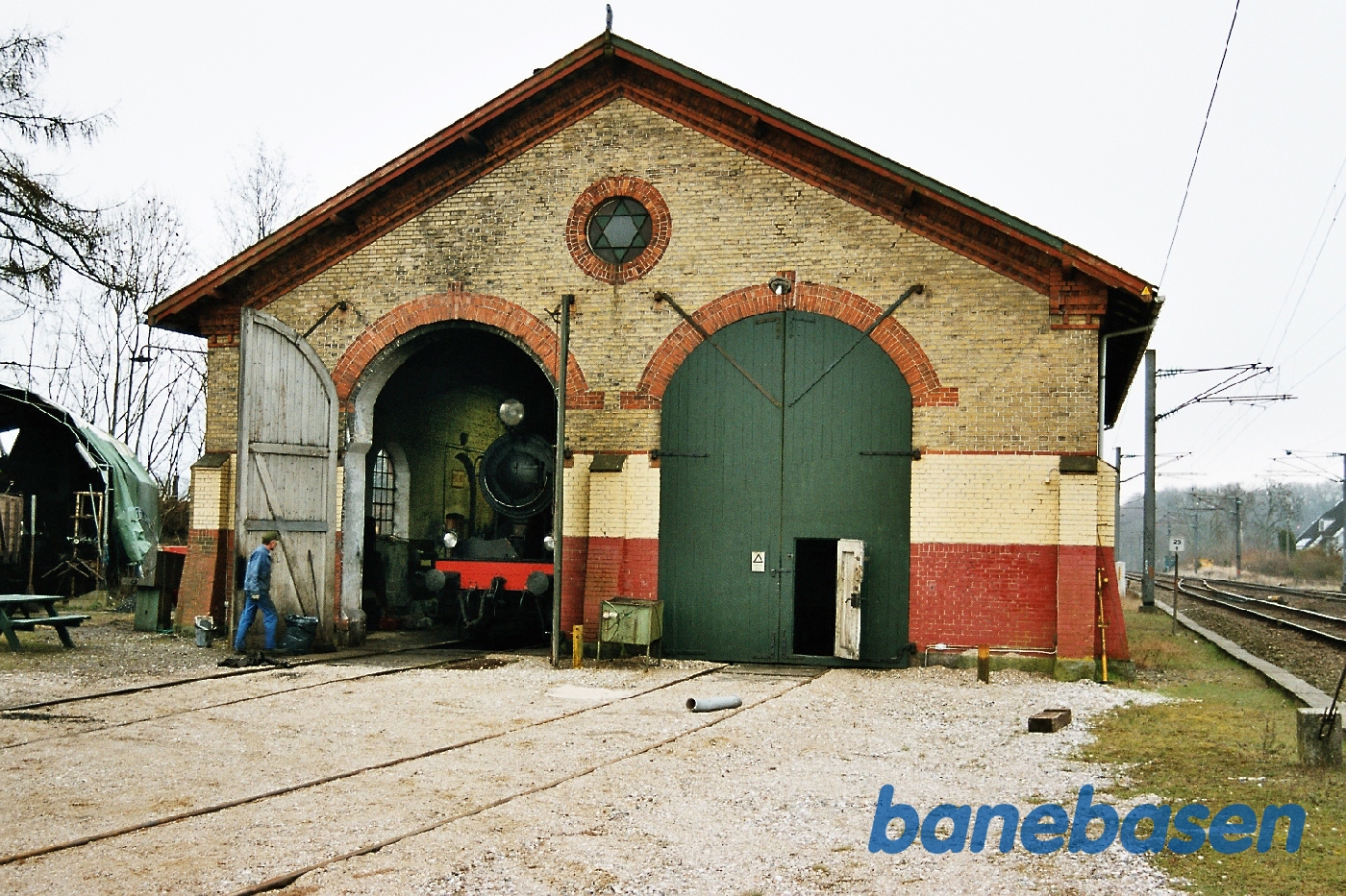 1307 holder inde i remisen, porten åbent 1307 holder inde i remisen, porten åbent