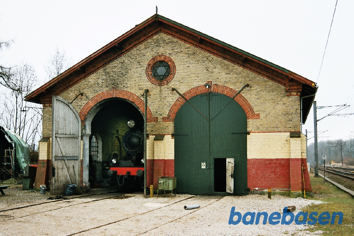 1307 holder inde i remisen, porten åbent 1307 holder inde i remisen, porten åbent