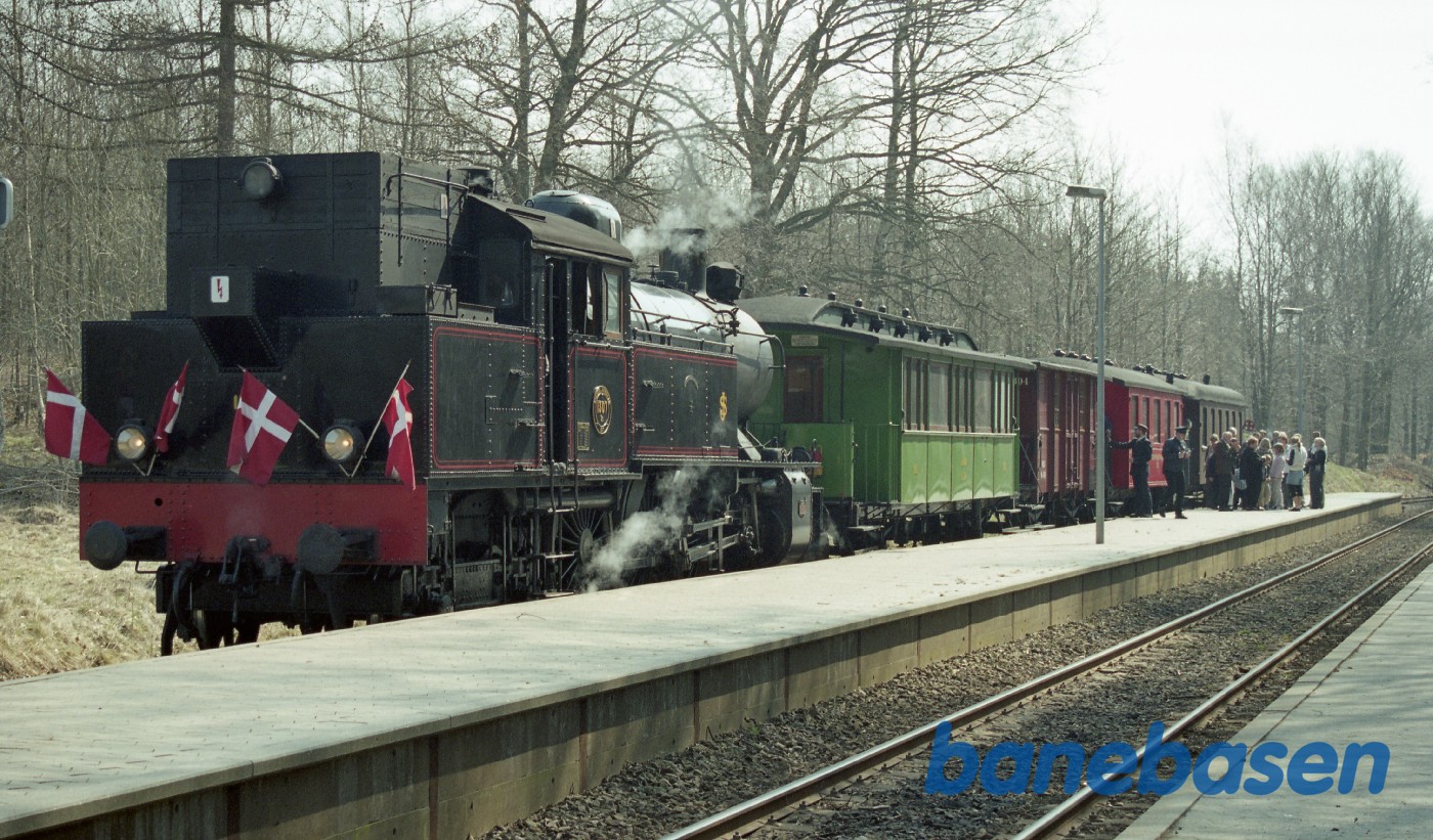 Toget holder på stationen og afventer signal for viderekørsel Toget holder på stationen og afventer signal for viderekørsel