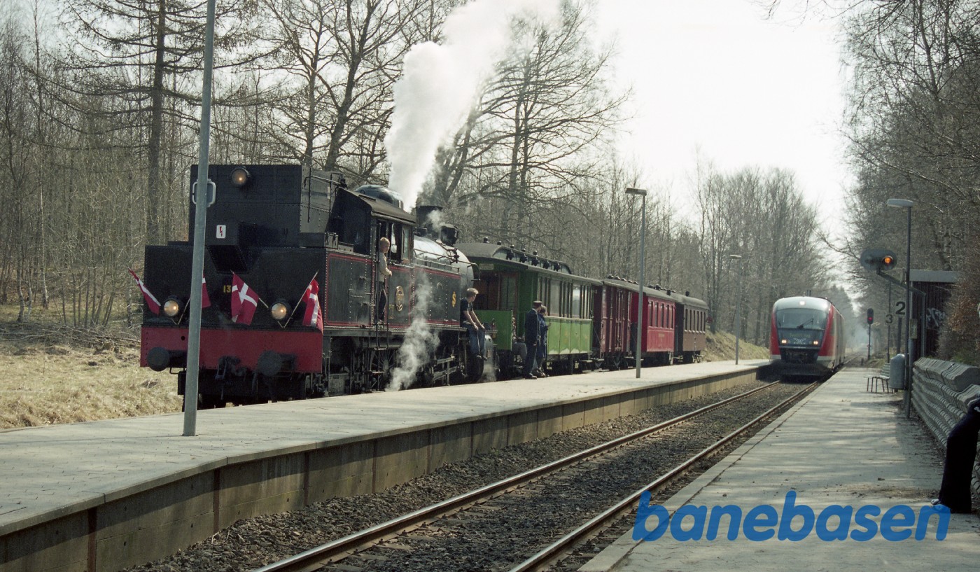 Toget holder på stationen og afventer signal for viderekørsel Toget holder på stationen og afventer signal for viderekørsel