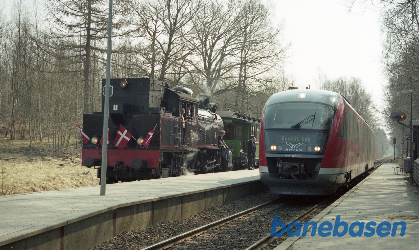 Toget holder på stationen og afventer signal for viderekørsel Toget holder på stationen og afventer signal for viderekørsel