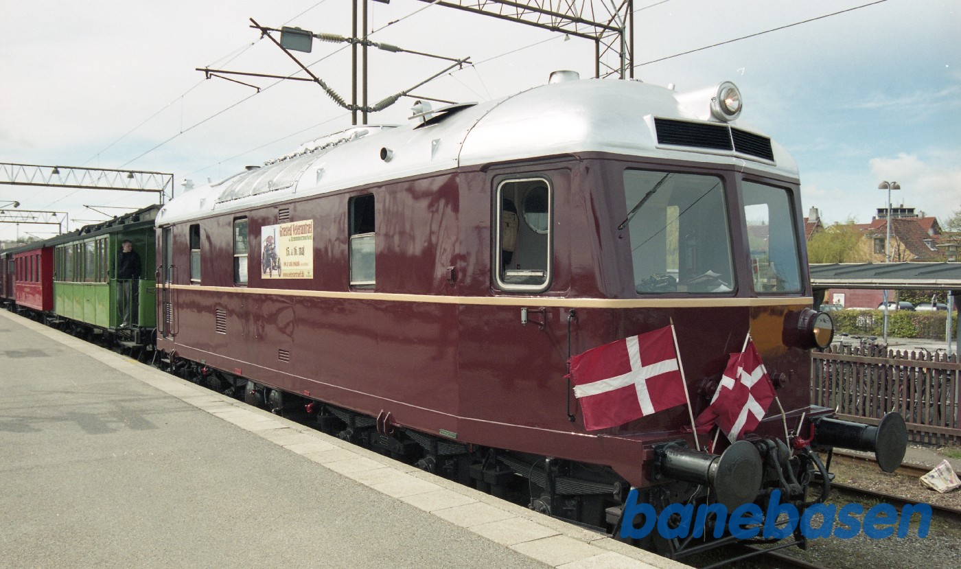 Veterantoget holder klar i spor 4 til at kører over havnen for første gang Veterantoget holder klar i spor 4 til at kører over havnen for første gang