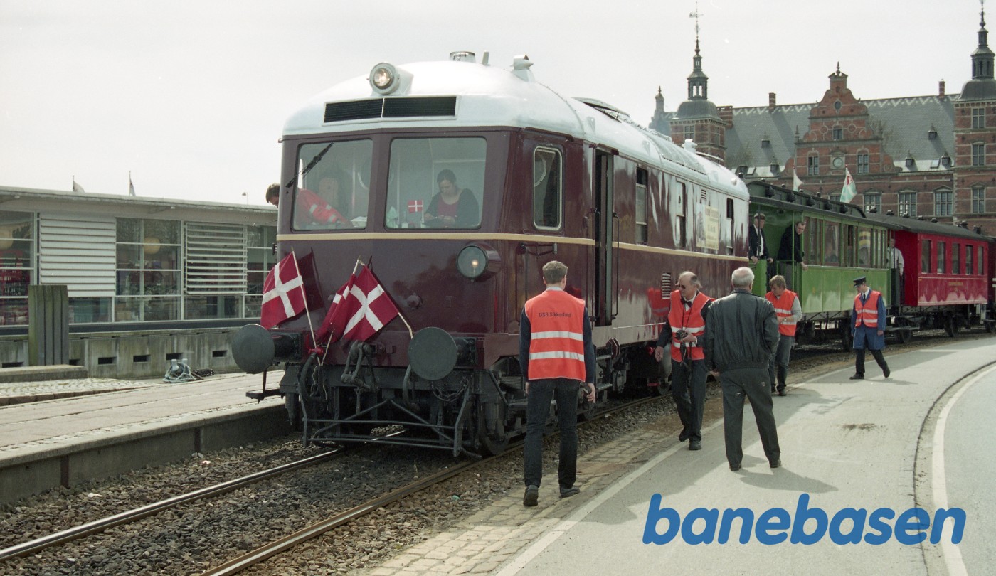 Da det er første gang L1 skal over havnen, holdes der øje med at alt går godt Da det er første gang L1 skal over havnen, holdes der øje med at alt går godt