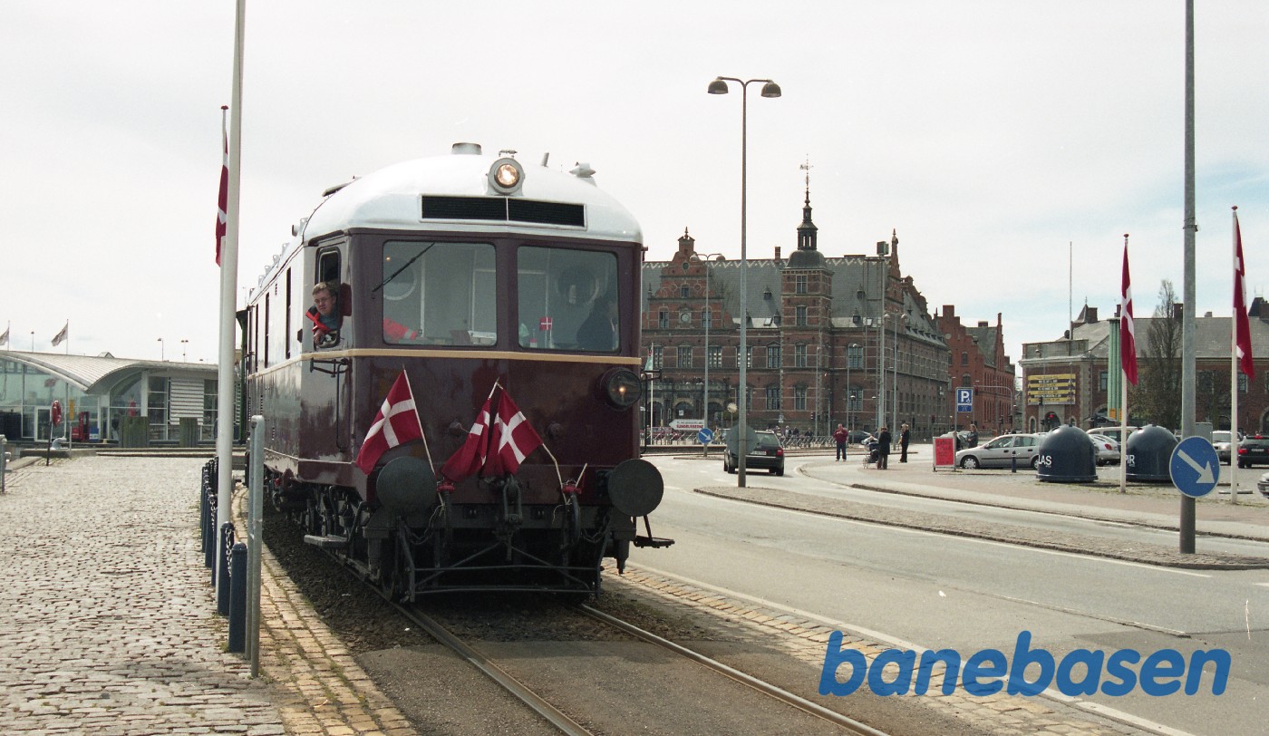 Da det er første gang L1 skal over havnen, holdes der øje med at alt går godt Da det er første gang L1 skal over havnen, holdes der øje med at alt går godt