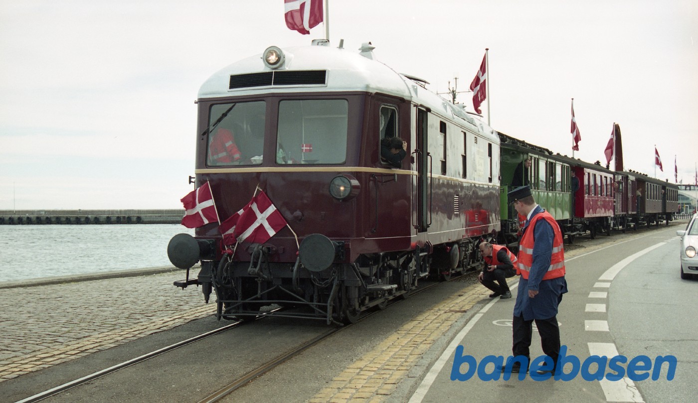 Da det er første gang L1 skal over havnen, holdes der øje med at alt går godt Da det er første gang L1 skal over havnen, holdes der øje med at alt går godt