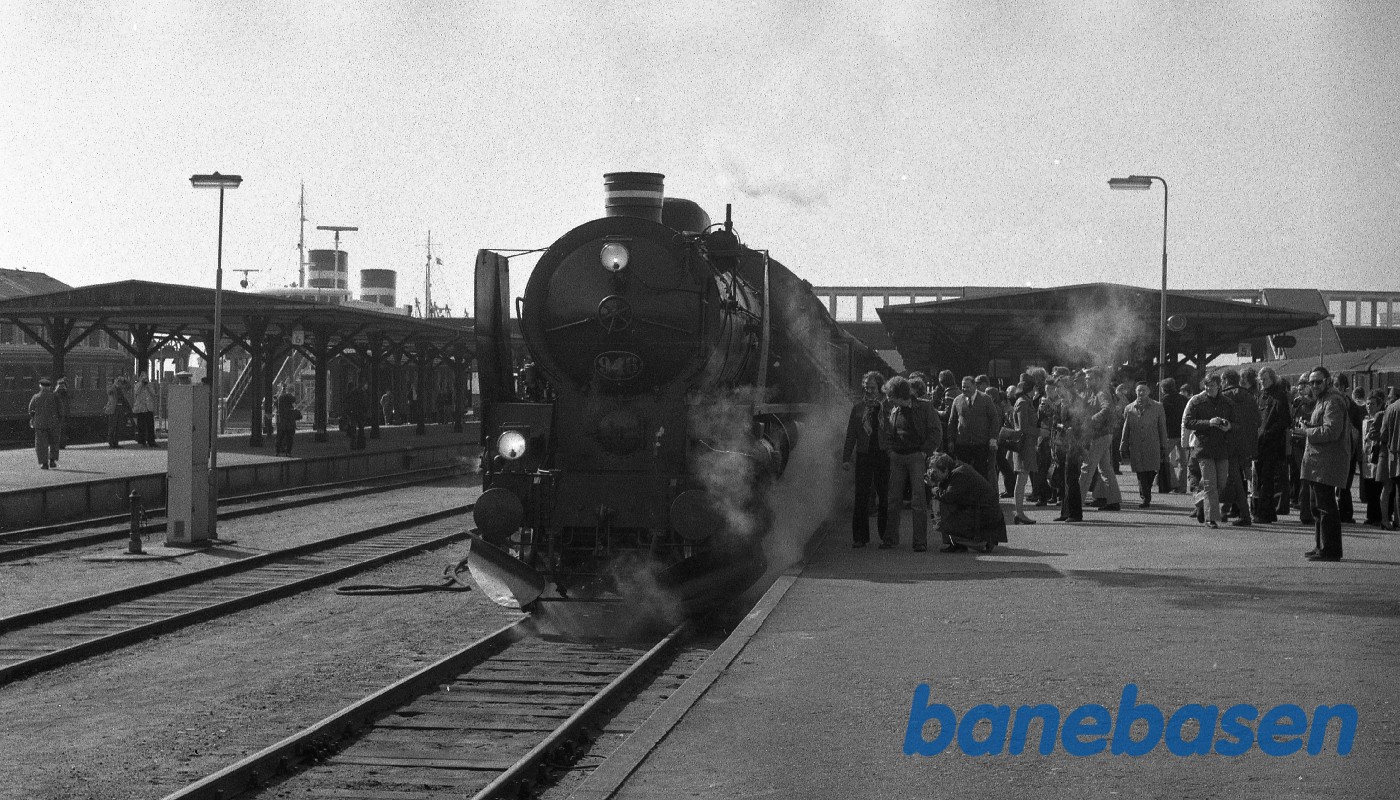 Damptoget holder klar på Nyborg Færge til at bringe gæsterne til Odense Damptoget holder klar på Nyborg Færge til at bringe gæsterne til Odense