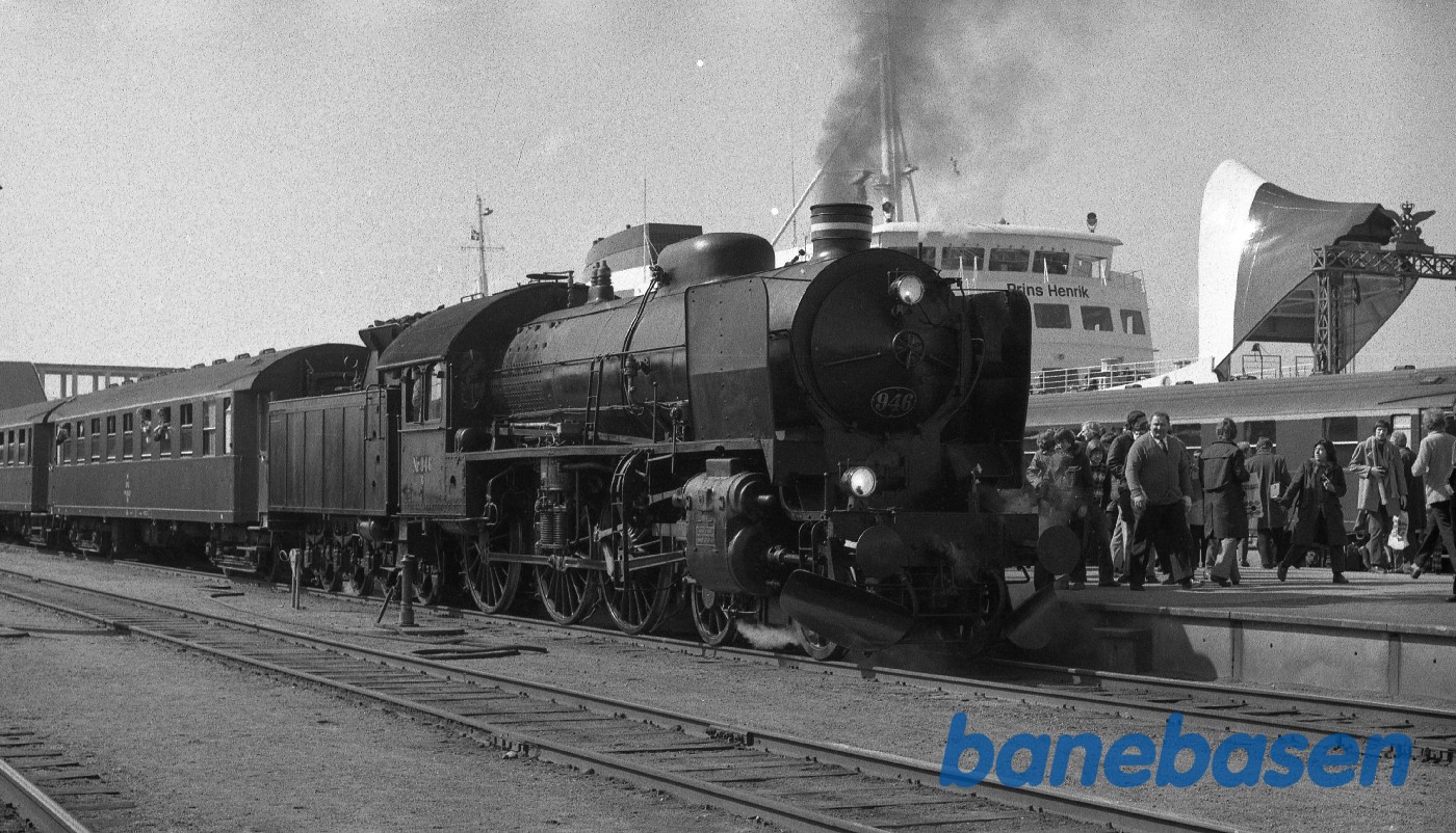 Damptoget holder klar på Nyborg Færge til at bringe gæsterne til Odense Damptoget holder klar på Nyborg Færge til at bringe gæsterne til Odense